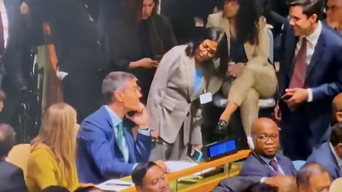 .- Captura de video tomado de rastreo de redes que muestra a la presidenta encargada de Venezuela, Delcy Rodríguez (c-d), saludando al jefe del Gobierno español, Pedro Sánchez (c-i), durante la 81ª Asamblea General de Naciones Unidas, este martes en Nueva York (Estados Unidos). Sánchez, garantizó a Rodríguez, el compromiso de España con su país y con el futuro de la región. EFE/ /SOLO USO EDITORIAL/ NO VENTAS/ SOLO DISPONIBLE PARA ILUSTRAR LA NOTICIA QUE ACOMPAÑA (CRÉDITO OBLIGATORIO) MÁXIMA CALIDAD DISPONIBLE. FOTO CEDIDA  PATRÍCIA VASCONCELLOS