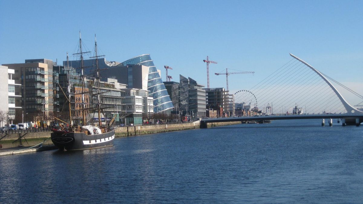 El 'Barco del Hambre' permanece anclado frente a los rascacielos de la Irlanda próspera de nuestros días.