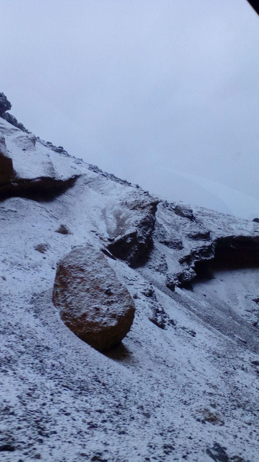 Los nuevos copos de nieve tiñen de blanco las cumbres de La Palma.