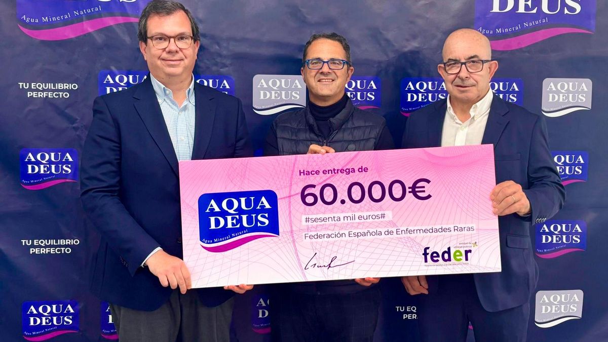 De izquierda a derecha: Adrián Perez, director general de Aquadeus, Juan Carrión, presidente de FEDER, y Julián Garre, director comercial de Aquadeus