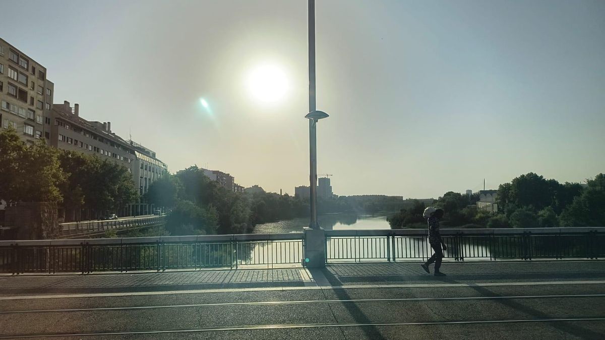 Hombre con un saco en puente de Santiago, Zaragoza