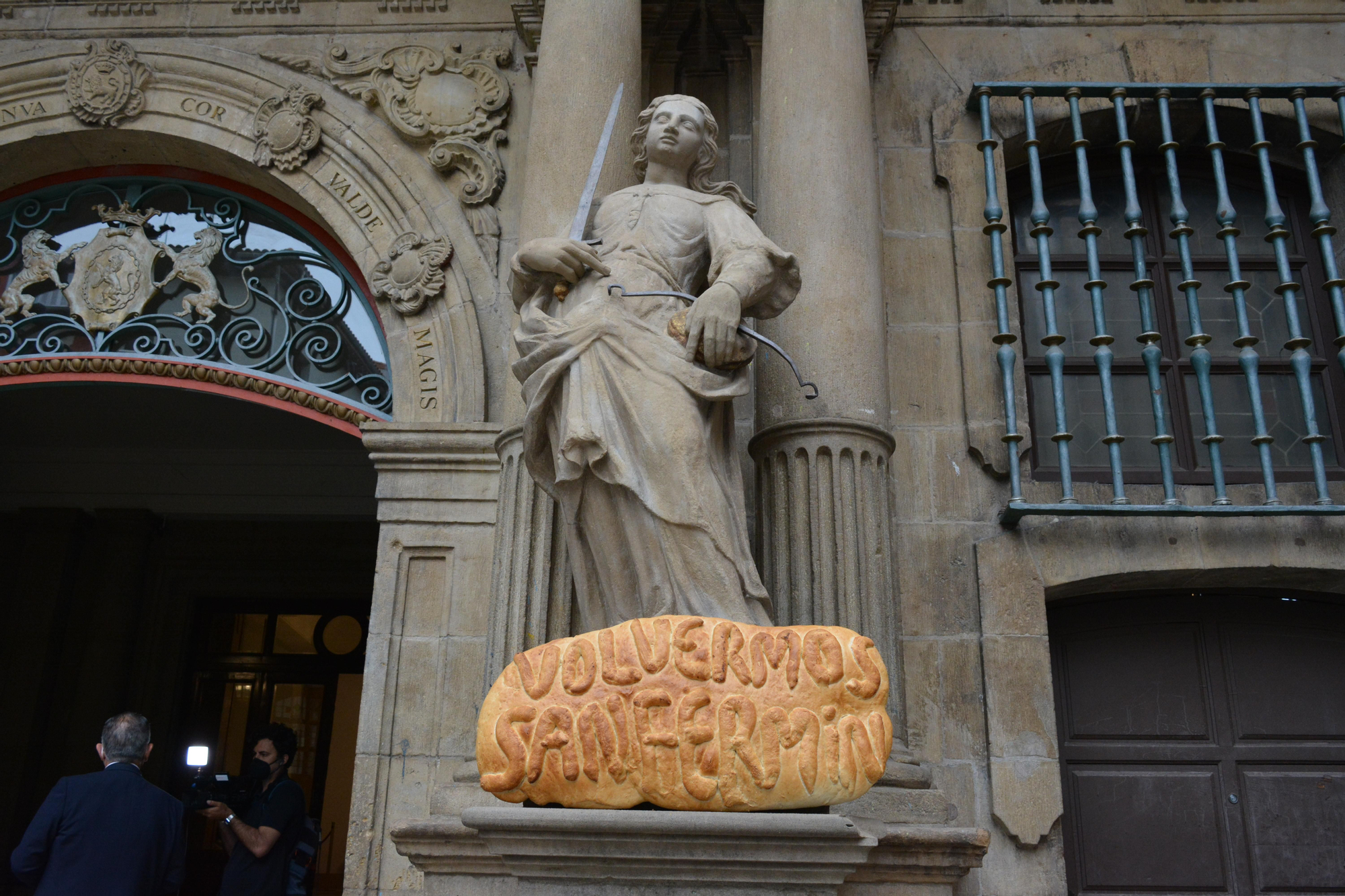 Un pan gigante con el mensaje: "Volveremos San Fermín"