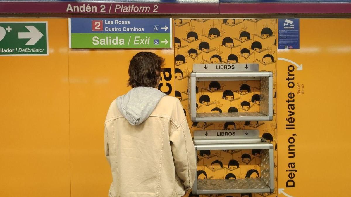 El fracaso de Metrotecas, el sistema para intercambiar libros en Metro de Madrid que viajeros confunden con papeleras