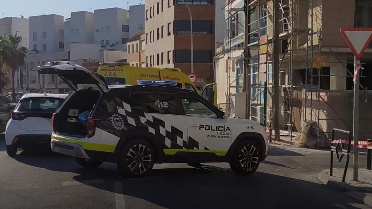 Policía Local y servicios sanitarios en el accidente este miércoles en Puente Genil | POLICÍA LOCAL PUENTE GENIL