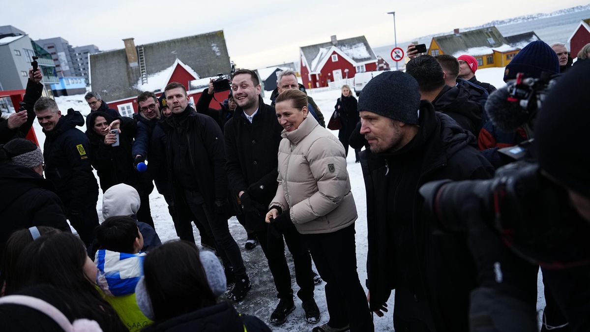 La primera ministra danesa, Mette Frederiksen, junto al líder del gobierno autónomo de Groenlandia, Jens-Frederik Nielsen, durante la última visita de la líder del gobierno danés a Nuuk.