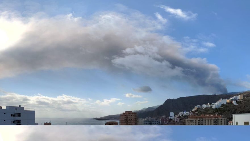 El viento empuja la nube de cenizas sobre la zona este y norte de La Palma
