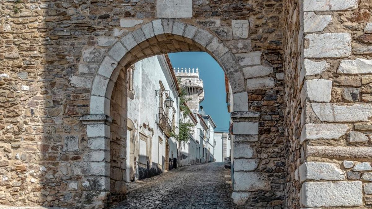 Atravesando la muralla de Estremoz.