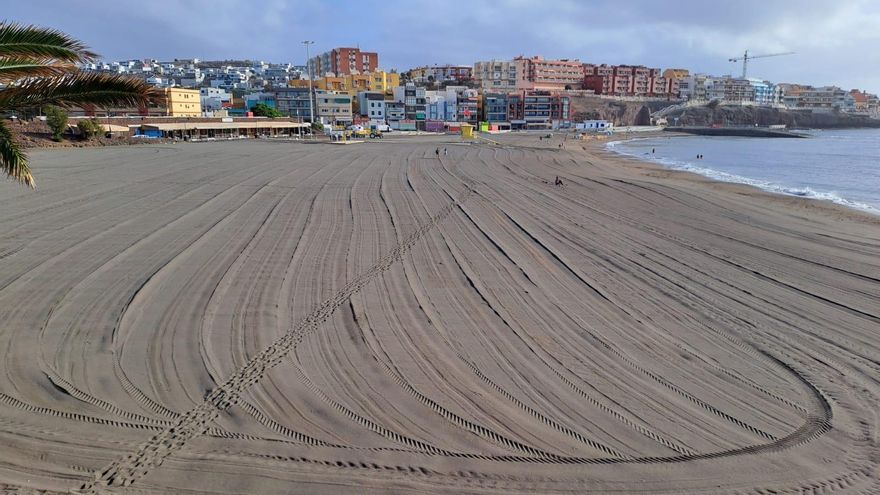 La playa de Melenara, tras las labores de limpieza de los residuos de la noche de los fuegos.