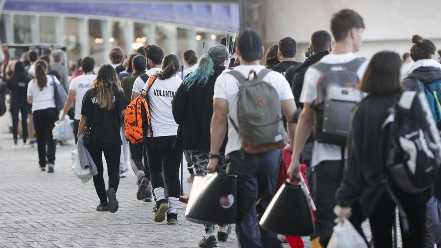 Miles de personas se han acercado este sábado hasta la Ciudad de las Artes y las Ciencias para presentarse como voluntarios para ayudar en las labores de reconstrucción de las localidades afectadas por la DANA