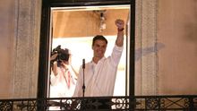 Pedro Sánchez en el balcón tras vencer las primarias.