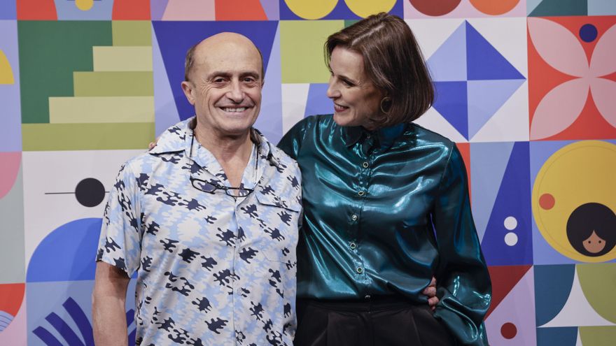 El actor Pepe Viyuela , que será distinguido con el Premio Corral de Comedias de la 49ª edición del Festival Internacional de Teatro Clásico de Almagro, acompañado de la directora del festival, Irene Pardo, durante la presentación del mismo este jueves en el Teatro de la Comedia de Madrid. EFE/ Marcos Villaoslada