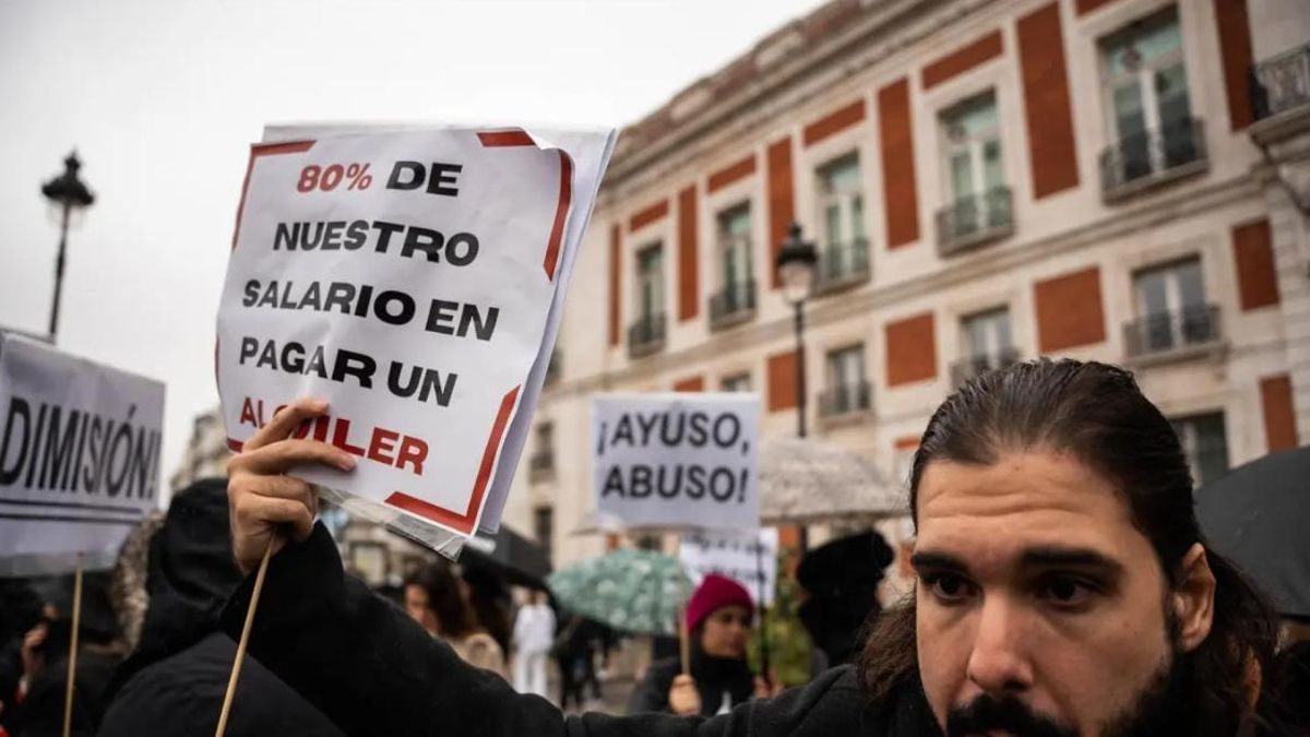 Un hombre protesta con un cartel durante una manifestación por el alquiler en la Puerta del Sol, frente a la sede de la Comunidad de Madrid.
