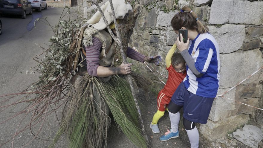 Celebración del antruejo de Los Caretos en Villalfeide.