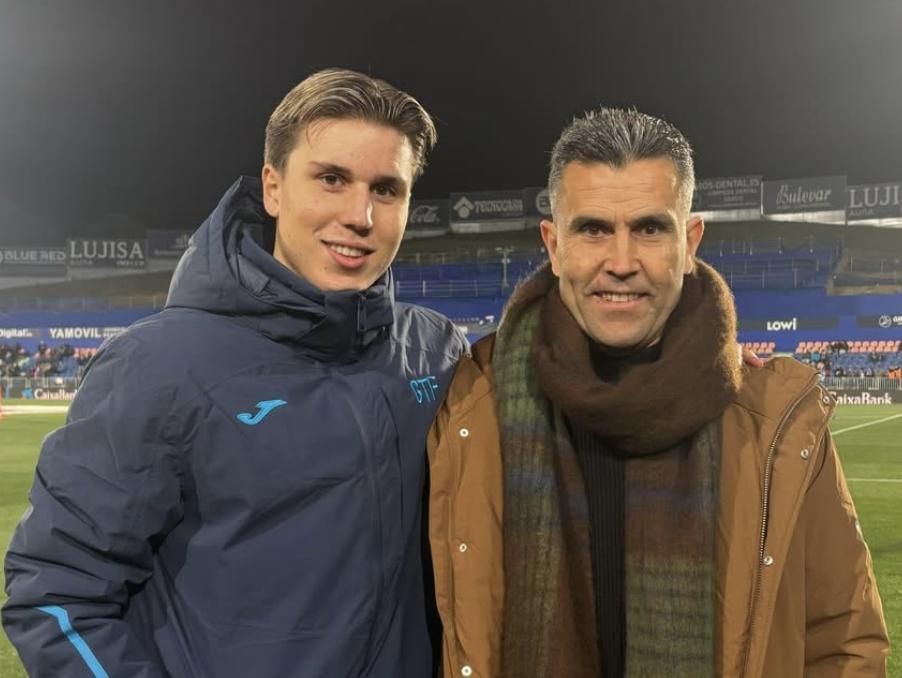 Davinchi, jugador del Getafe, junto a su padre, David Cordón