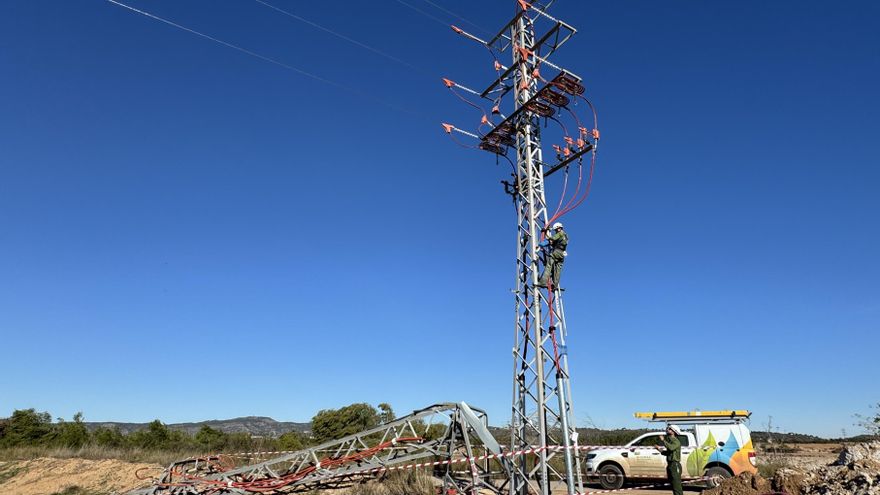 Archivo - Poste e red eléctrica