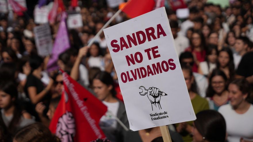 Pancartas contra el bullying en la huelga general estudiantil en solidaridad con Sandra Peña y su familia y contra el bullying y los discursos de odio. A 28 de octubre de 2025, en Sevilla, (Andalucía, España).