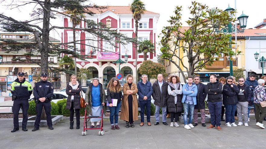 Minuto de silencio frente al Ayuntamieno de Suances por el crimen de Hinojedo