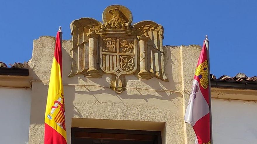 Detalle de la fachada del Ayuntamiento de Renieblas.