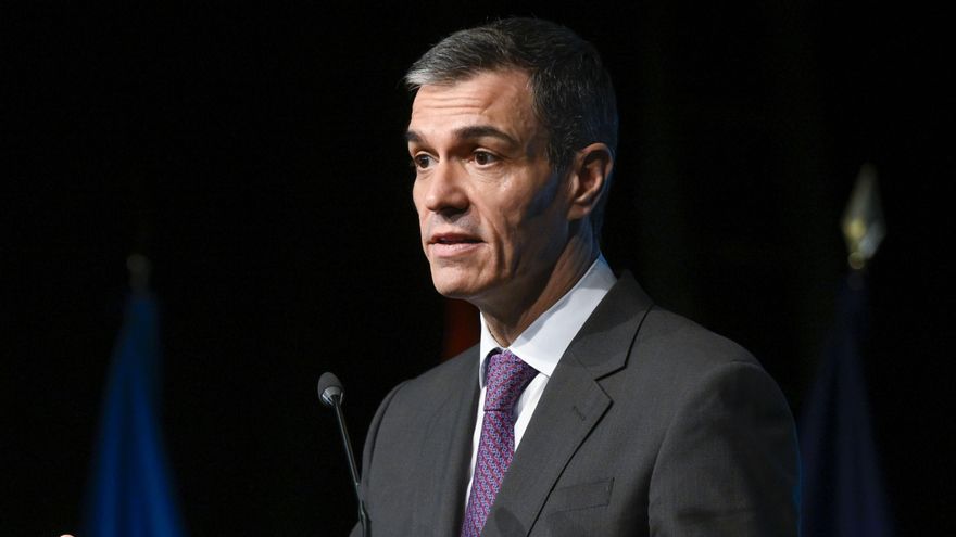 El presidente del Gobierno, Pedro Sánchez, durante su intervención en la presentación de la II Estrategia Nacional para la Equidad Territorial y el Reto Demográfico, este miércoles en Infiesto (Asturias). EFE/ Eloy Alonso