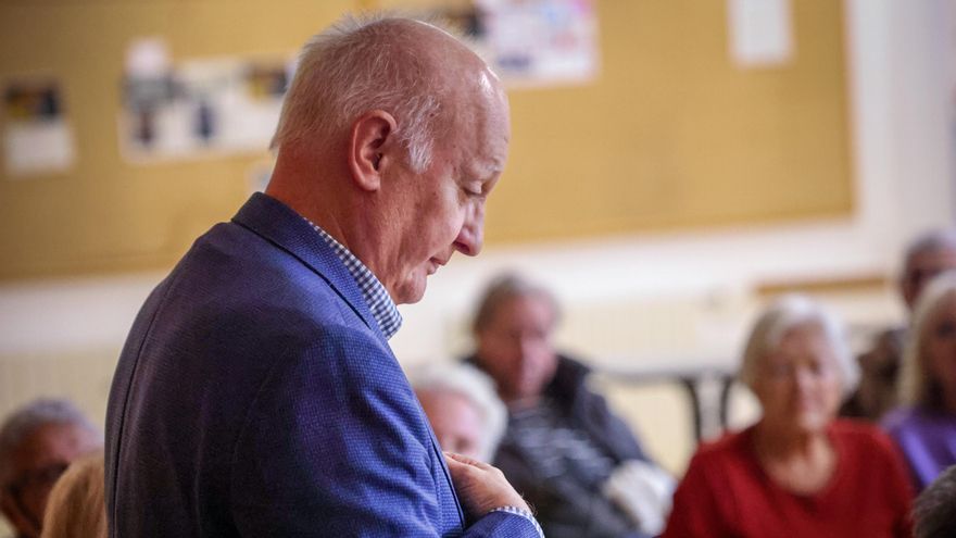 José Manuel González, de la junta directiva del centro Roger de Flor, en la asamblea del viernes por la cancelación de talleres