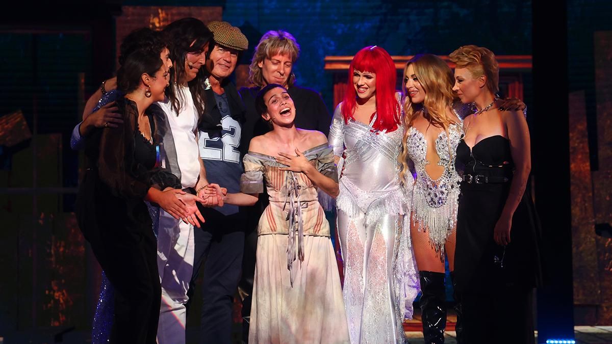 Los finalistas de 'Tu cara me suena 12' rodean a Melani, la ganadora de la edición