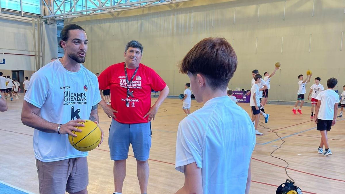 Francis Alonso conquista a un centenar de jóvenes del Campus Kutxabank Ciudad de Córdoba