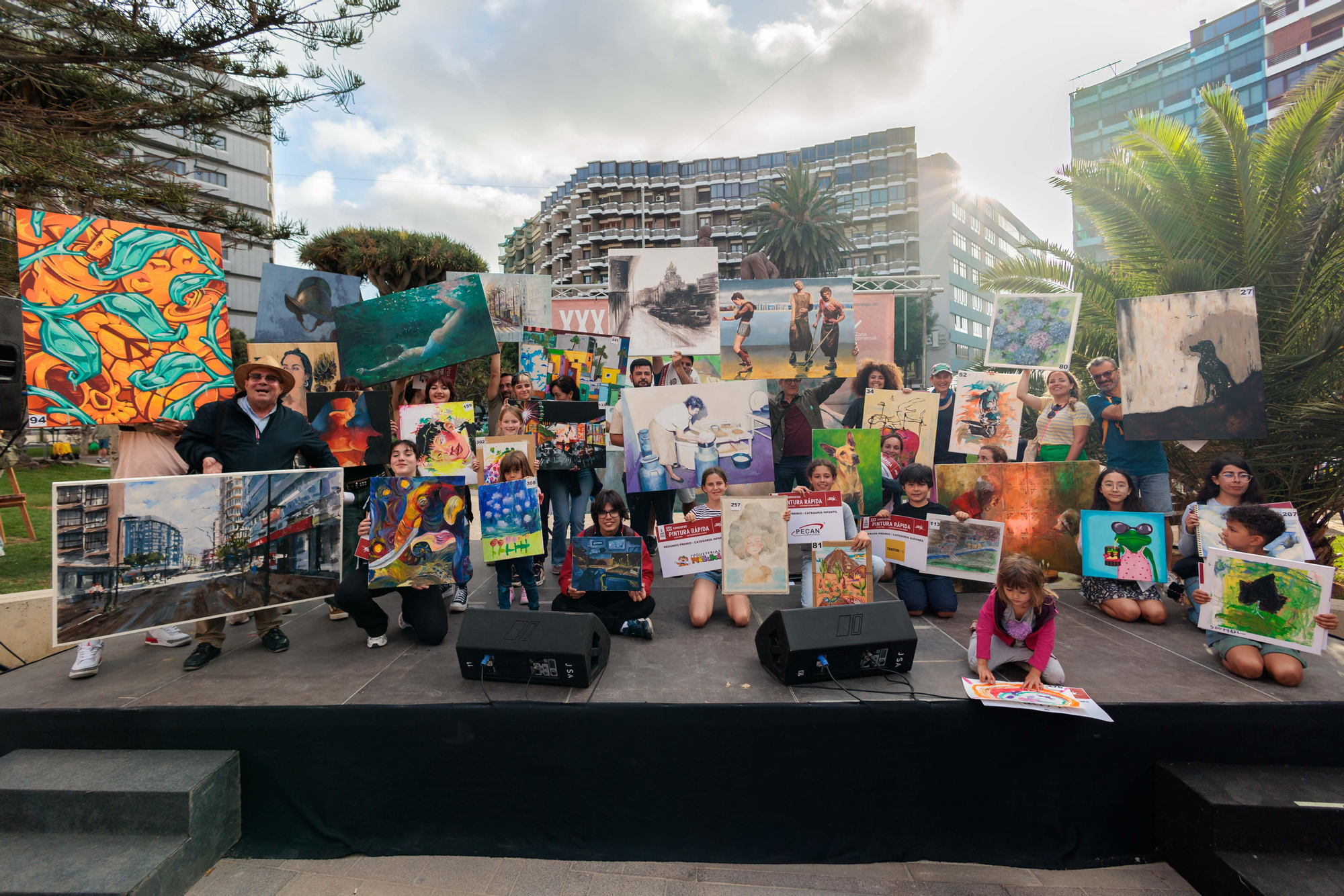 Ganadores y ganadoras de la XXX edición del Concurso de Pintura Rápida en la avenida Mesa y López, en Las Palmas de Gran Canaria, este sábado.