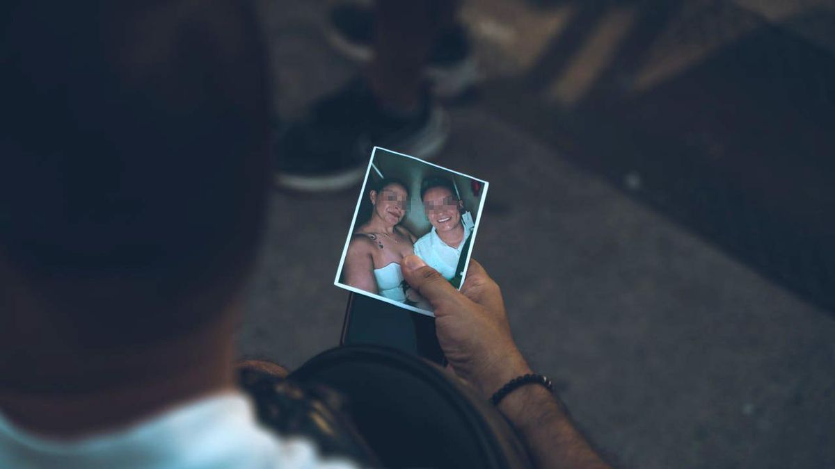 Alejandra y Valentina en una fotografía que sostiene uno de los familiares durante las operaciones de rescate