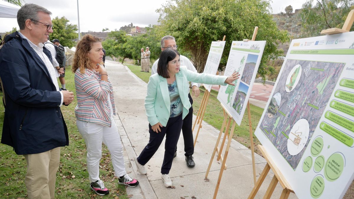 Darias durante la presentación del plan director de infraestructura verde, azul y biodiversidad de la ciudad, junto a Mauricio Roque y Gemma Martínez.