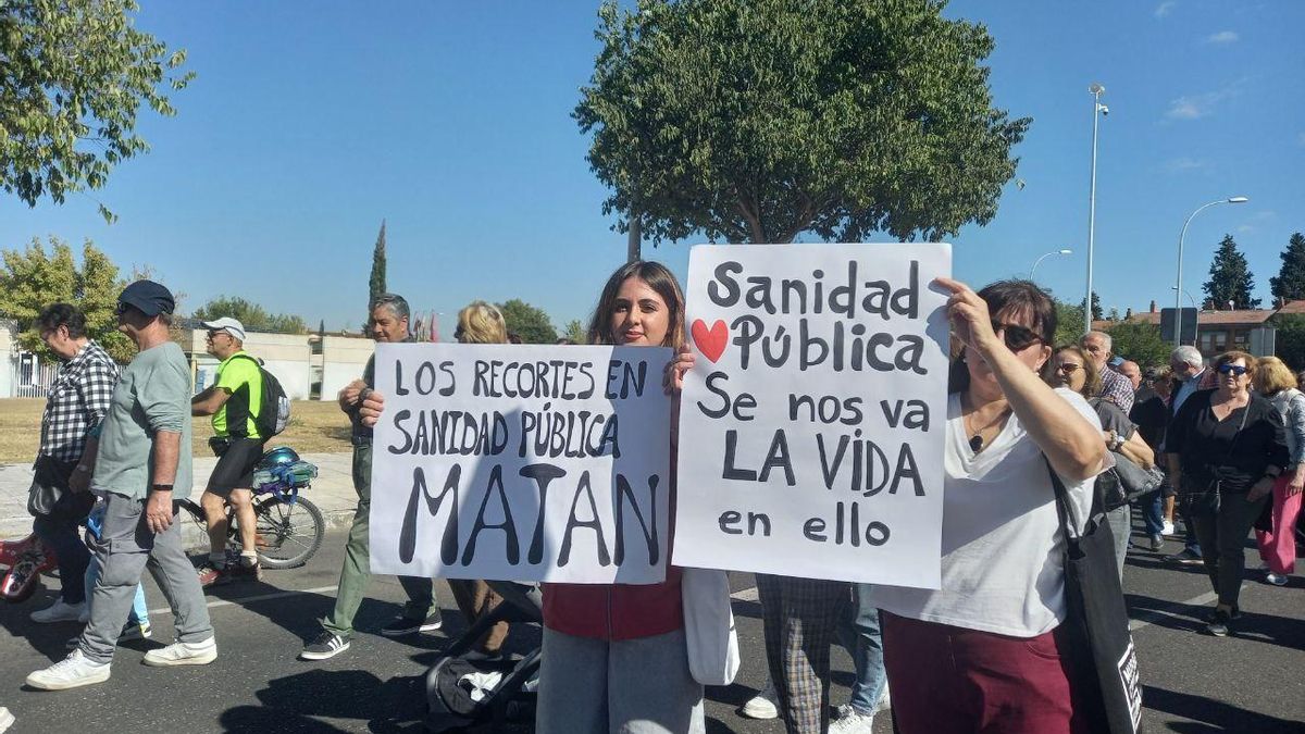 Participantes en una marcha en Toledo organizada por la Plataforma por la Sanidad Pública en Toledo