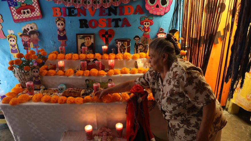 México vive un Día de Muertos insólito: Ofrendas en casa a falta de panteones