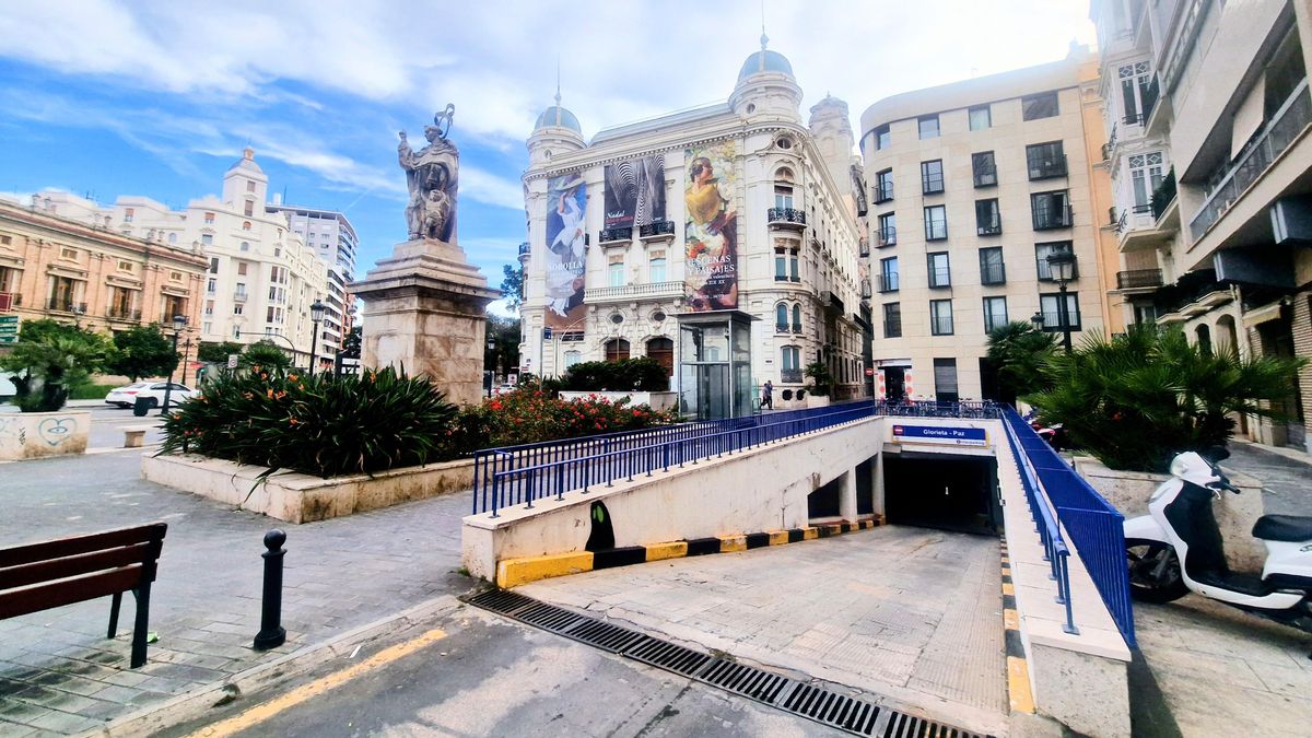 Entrada al aparcamiento de la plaza de Tetuán.