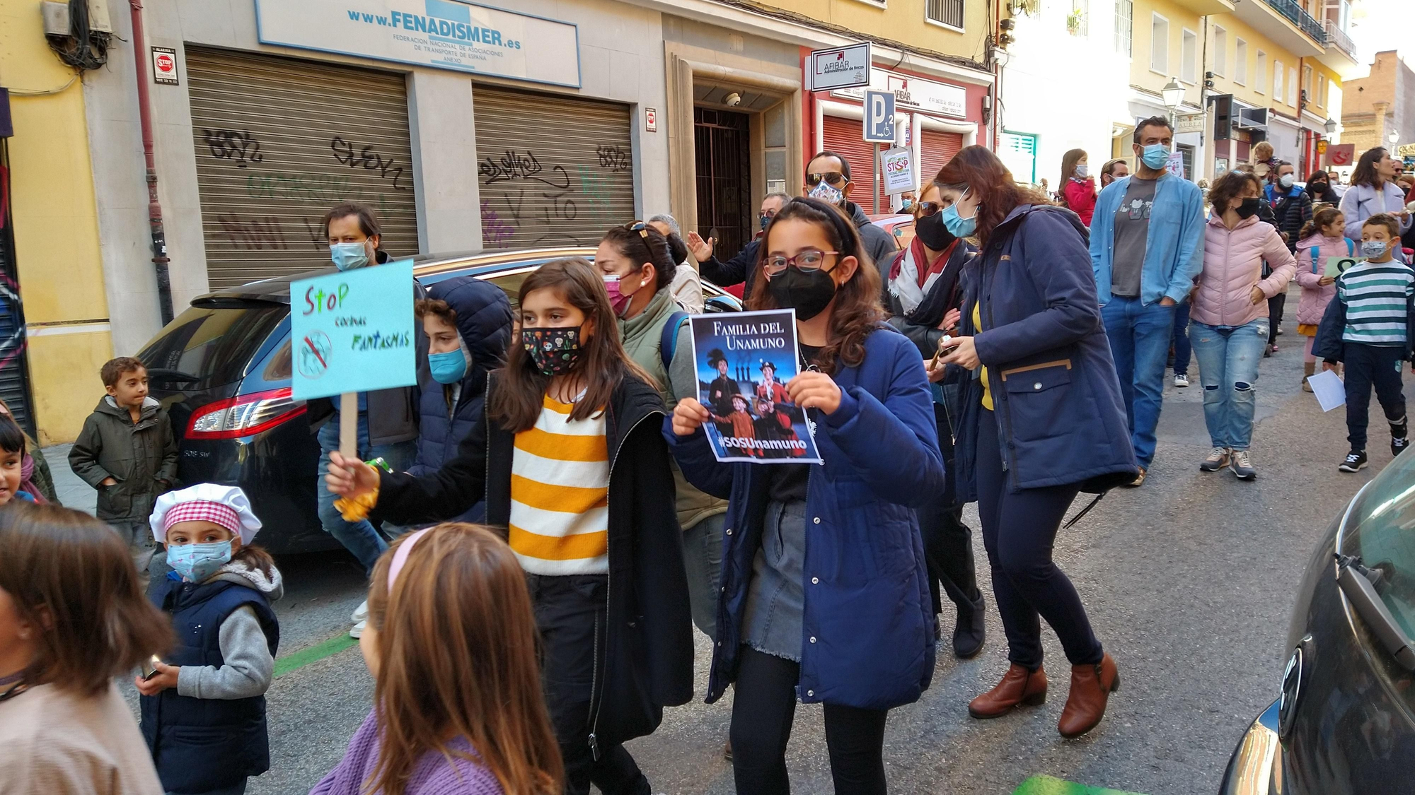Cientos de manifestantes contra las cocinas fantasma de Madrid