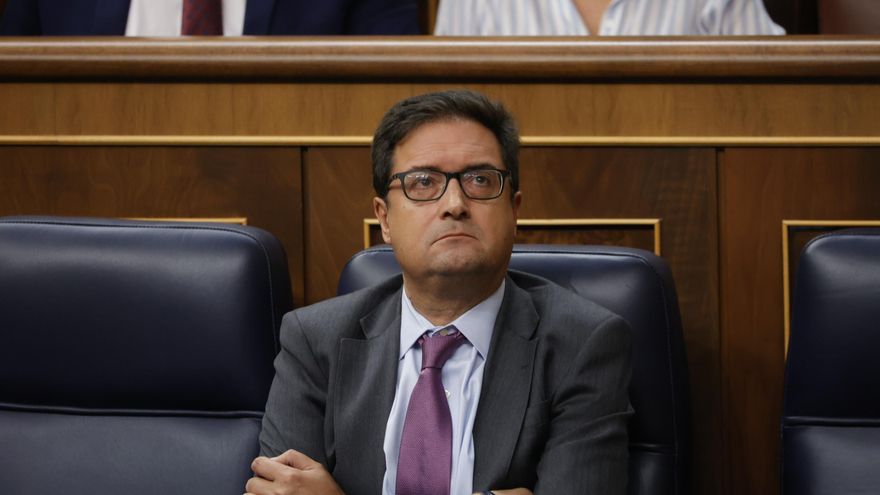 Archivo - El ministro para la Transformación Digital, Óscar López, durante una sesión de sesión de control al Gobierno, en el Congreso de los Diputados, a 18 de septiembre de 2024, en Madrid (España).