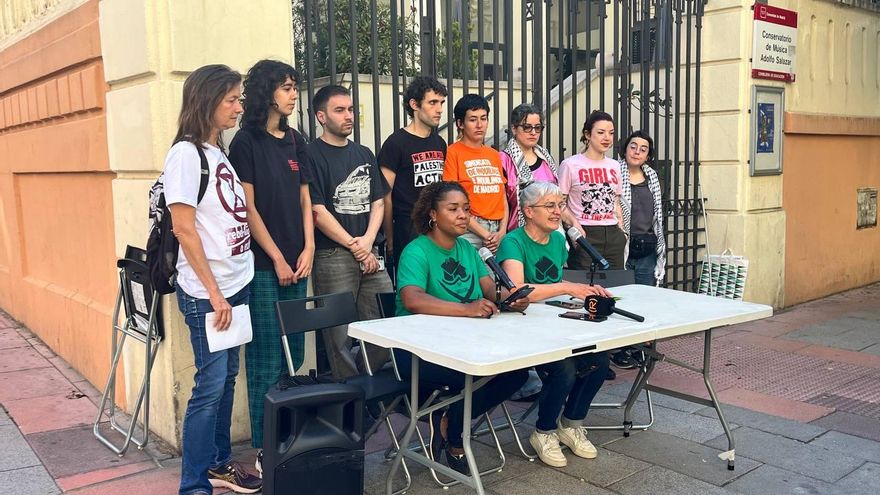 Representantes de doce organizaciones en defensa de la vivienda, solidaridad por Palestina y el medioambiente se concentran ante la sede del PSOE en Ferraz para exigir la derogación de la ley mordaza