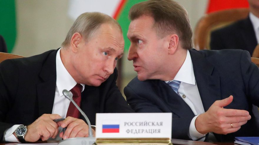 El presidente ruso, Vladímir Putin (i), y el viceprimer ministro, Ígor Shuválov (d), hablan durante una sesión del consejo de jefes de estado de la Comunidad de Estados Independientes (CEI) en 2017.