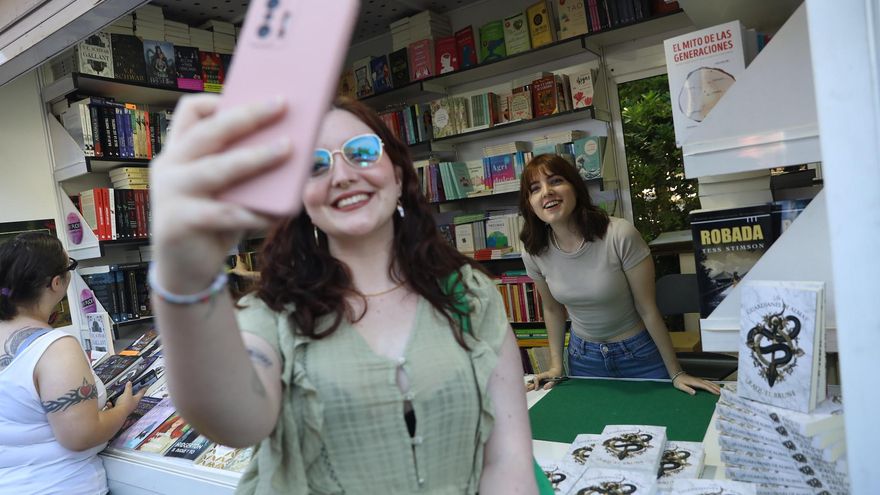 Una lectora se hace un 'selfie' con Raquel Brune en la Feria del Libro de Madrid