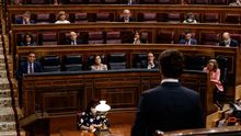 El presidente del Partido Popular, Pablo Casado, dirige una pregunta al presidente del Gobierno, Pedro Sánchez, durante la sesión de Control al Gobierno celebrada en el Congreso de los Diputados