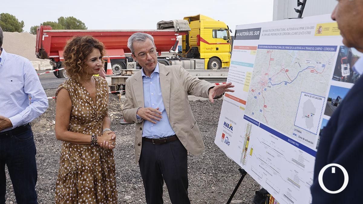La ministra de Hacienda, María Jesús Montero, visita la planta asfáltica puesta en marcha para el arreglo del firme de la autovía del Sur, A-4