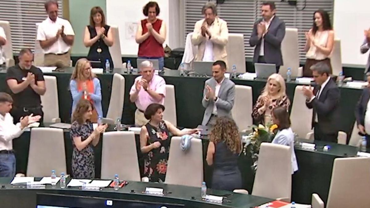 Soledad Murillo, en el centro de la imagen, aplaudida en su despedida