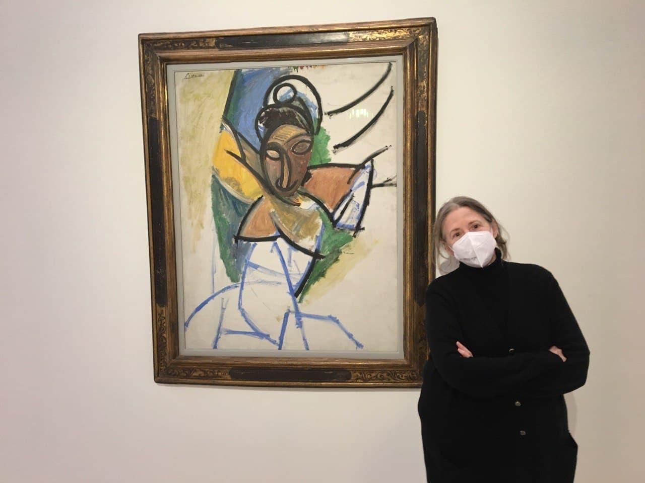 Estrella de Diego junto a la obra de Picasso 'Mujer', de 1907