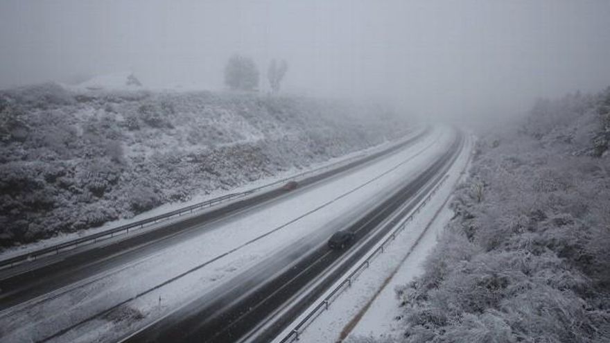 César Sánchez / ICAL La autovía A6 a su paso por Ponferrada afectada por la intensa la intensa nevada