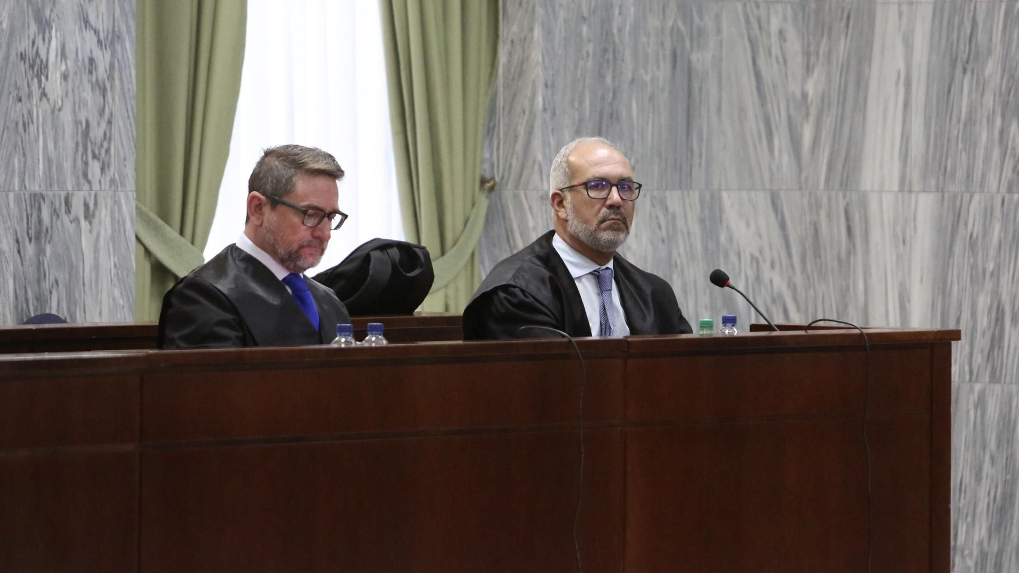 Salvador Alba y uno de sus abogados. (Alejandro Ramos).