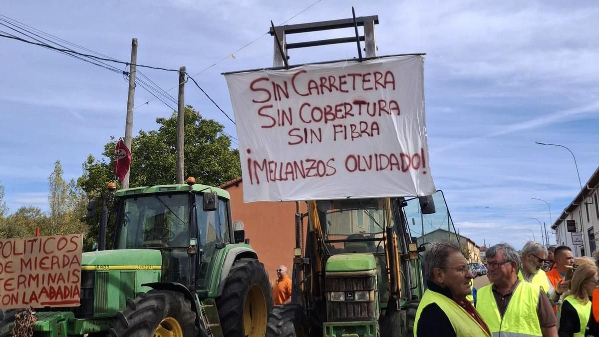 Vecinos de Gradefes se manifiestan para reclamar a la Junta el arreglo de la carretera LE-213