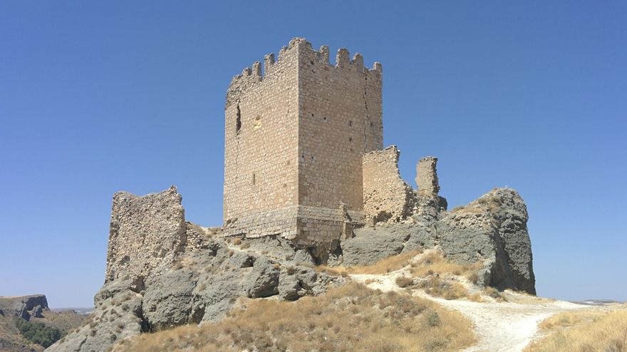 Castillo de Oreja. Castillo de Oreja  Época: Siglos XI-XII. Despoblado de Oreja, en Ontígola (Toledo).