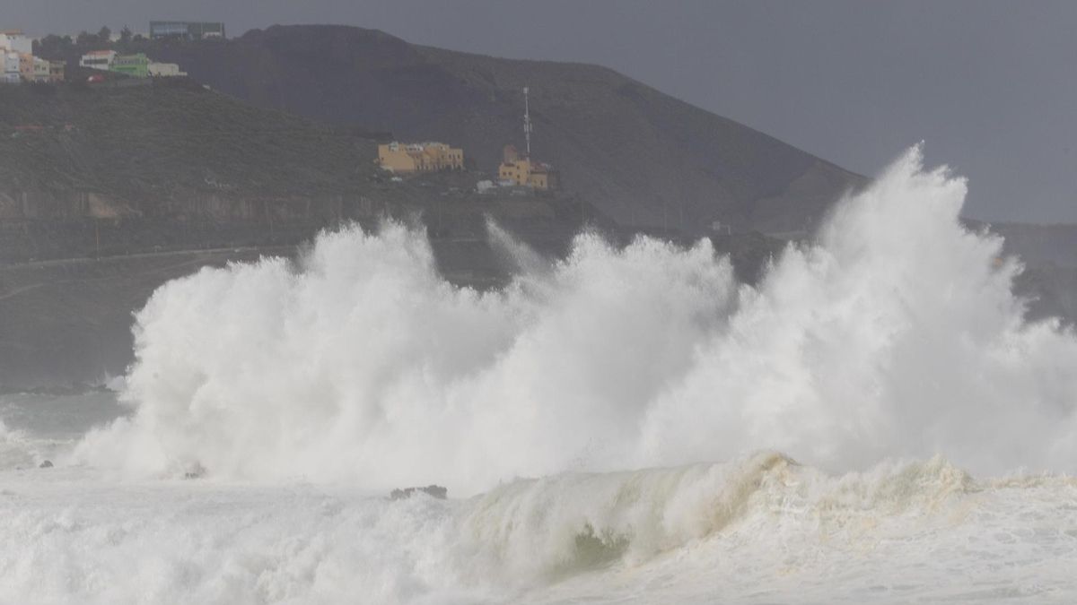Canarias suma más de mil incidentes por el paso de la borrasca Emilia, la mayoría por los fuertes vientos