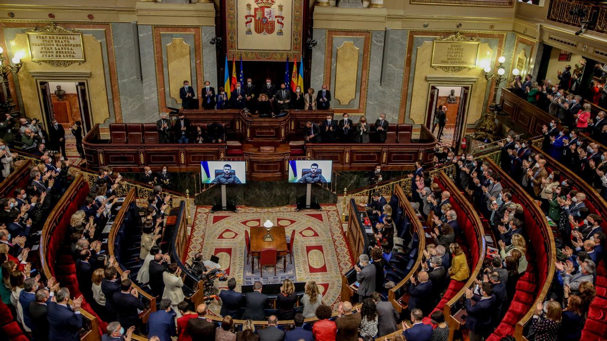 El presidente de Ucrania, Volodímir Zelenski, interviene telemáticamente en el hemiciclo del Congreso de los Diputados.