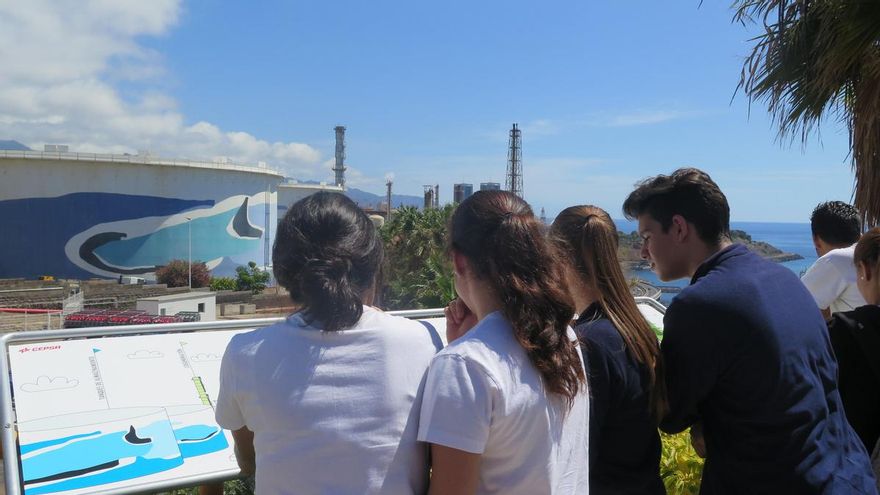 Jóvenes en una visita al complejo industrial de CEPSA en la capital