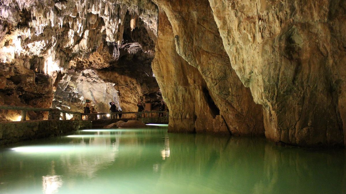 La cueva más joven de Castilla y León tiene un millón de años y se puede visitar bajo la montaña leonesa