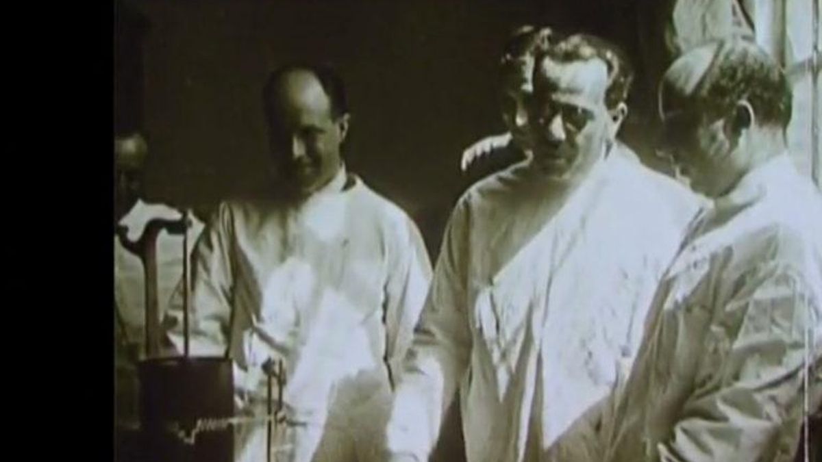 Juan Negrín, en un laboratorio.